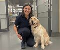 Therapiehündin Mate und ihr Frauchen Elke Recktenwald sind gern gesehene Gäste im Ludwigsburger Klinikum.