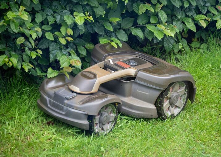 Mähroboter bei der Arbeit