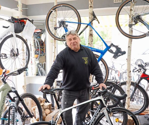 Frank Imle in seinem Fahrradladen in der Bahnhofstraße: Das kleine Geschäft ist mit Fahrrädern vollgepackt.