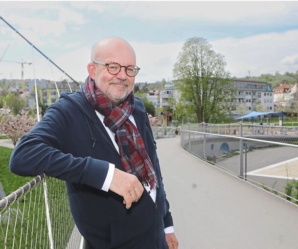 Andreas Janssen auf dem 2021 eingeweihten Mühlensteg über die Enz: Die Brücke und der südliche Enzpark gehörten zu seinen größten Projekten.