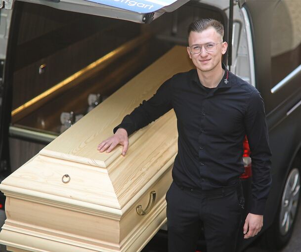 Der 21-jährige Florian Max ist Bestatter. Der Beruf ist für ihn sehr facettenreich.