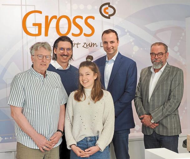 Alte und neue Geschäftsführer: Martin Gross und Tochter Annelie (vorne) mit (hinten von links) Sebastian Kreitmayr, Simon Brösamle und Andreas Ludwig.