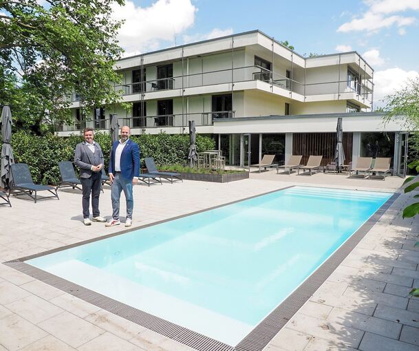 Pool-Idylle am Schlosshotel: Hoteldirektor Felix Sommerrock (rechts) und Stellvertreter Marcos Angas sind für die französischen Fußballer gewappnet.