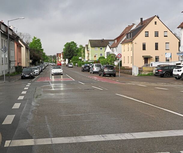 Blick nach Westen entlang der Markgröninger Straße in Eglosheim: Der Blitzer der Stadt stand kurz hinter dem Tempo-30-Schild hinter der Kreuzung mit dem Nussackerweg (rechts). Tempo 30 gilt allerdings auch schon 200 Meter vorher – inklusive drei Schi