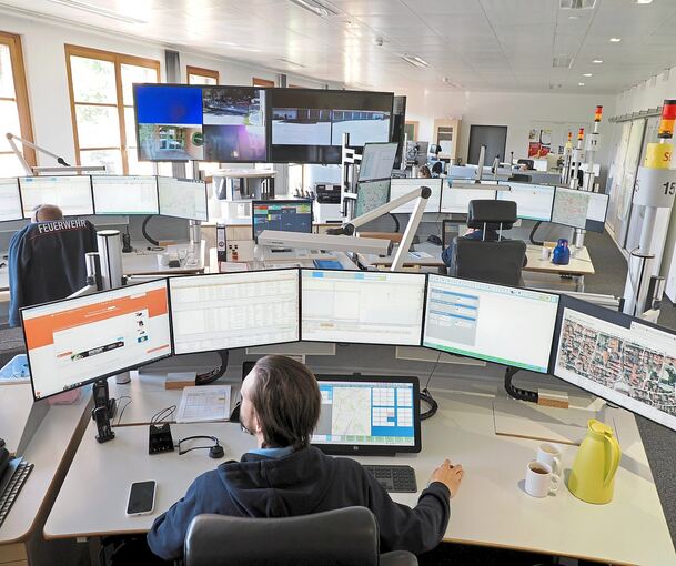In der Integrierten Leitstelle haben die Disponenten eine höchst verantwortungsvolle Aufgabe. Auch Beamte der Ludwigsburger Feuerwehr gehören dazu – noch.