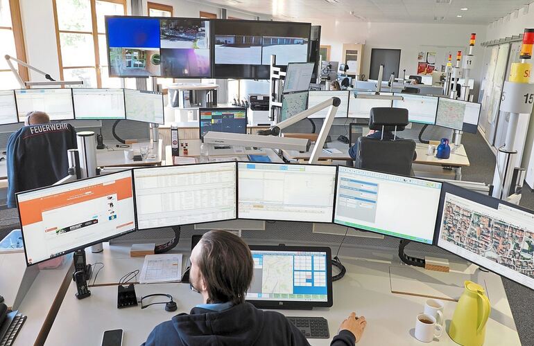 In der Integrierten Leitstelle haben die Disponenten eine höchst verantwortungsvolle Aufgabe. Auch Beamte der Ludwigsburger Feue In der Integrierten Leitstelle haben die Disponenten eine höchst verantwortungsvolle Aufgabe. Auch Beamte der Ludwigsburger Feuerwehr gehören dazu – noch.