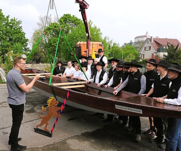 Dank von Oberbürgermeister Uwe Skrzypek für die Enz-Löwen der Stocherkahnfahrten. Am 2. Mai beginnt die Saison.