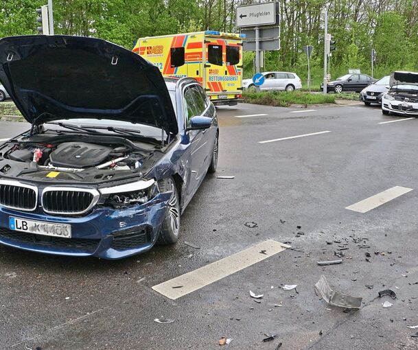 Ein VW kolldierte mit einem BMW in der Einmündung zur Möglinger Straße.
