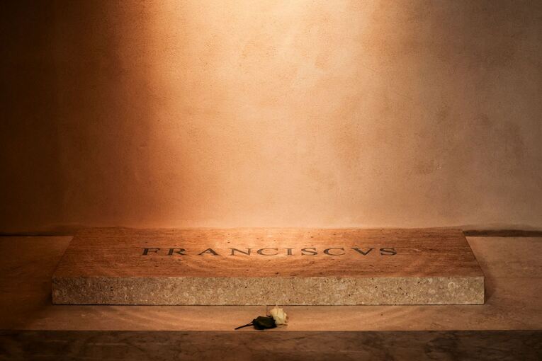 Nach Beisetzung von Papst Franziskus - Papst Franziskus' Grab