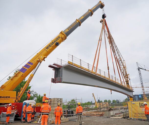 Die Stahlträger werden an ihren Einsatzort gehievt.