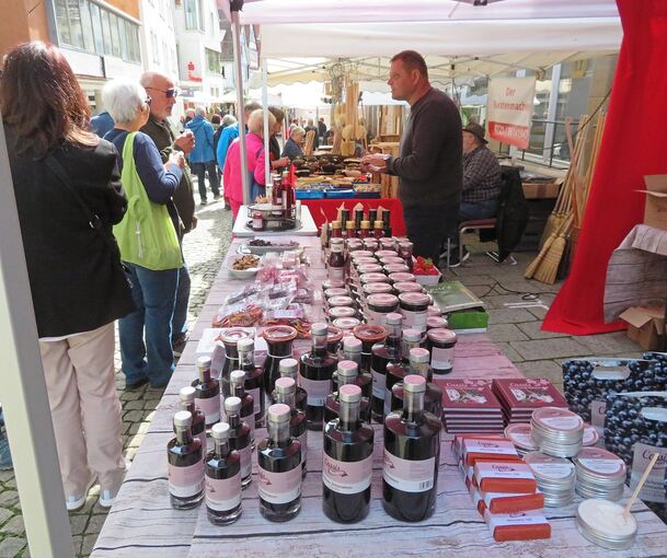 Pralles Angebot beim Naturparkmarkt in Vaihingen. Darf es ein Likör sein?