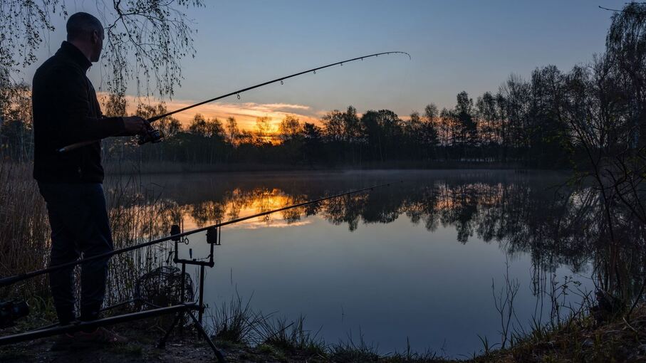 Angler bei Sonnenaufgang in Brandenburg