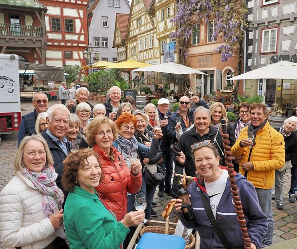 Einige Attraktionen der Steillagentage: eine „Schlenderweinprobe“ in der Altstadt, ein Ausschank am Niedernberg und die Aquarelle, die Klaus Schrempf in „Bernes Altstadthotel und Weinbar“ ausstellte.