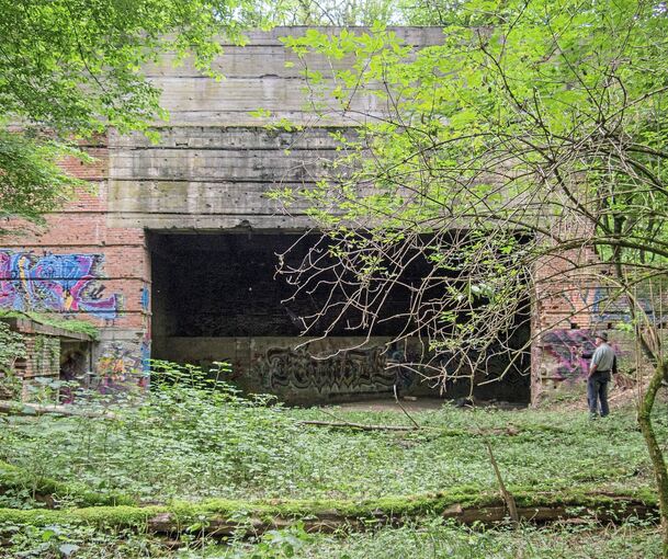 Bis heute stehen im Schießtal Reste der militärischen Anlagen.