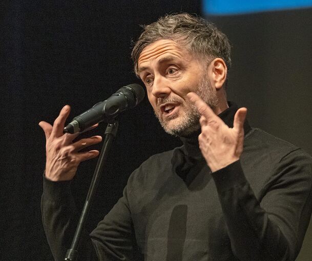 Mit spitzer Zunge und einem Schuss schwarzem Humor begeistert Skog Ogvann das Publikum.