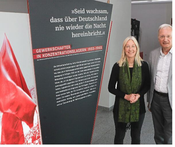 Ingrid Hönlinger vom Freundeskreis der Zentralen Stelle und Peter Müller, Leiter des Staatsarchivs in Ludwigsburg, bei der Ausstellungseröffnung.