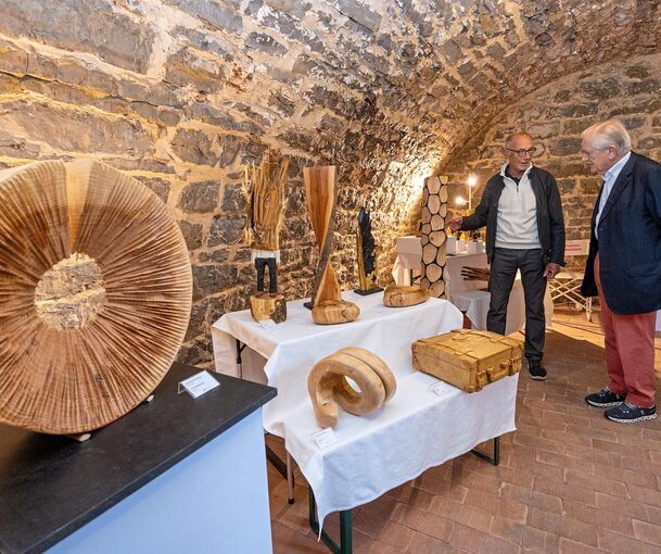 Wie in einem Gewölbekeller sind im Neckarremser Torkel Werke von Künstlern zu sehen.