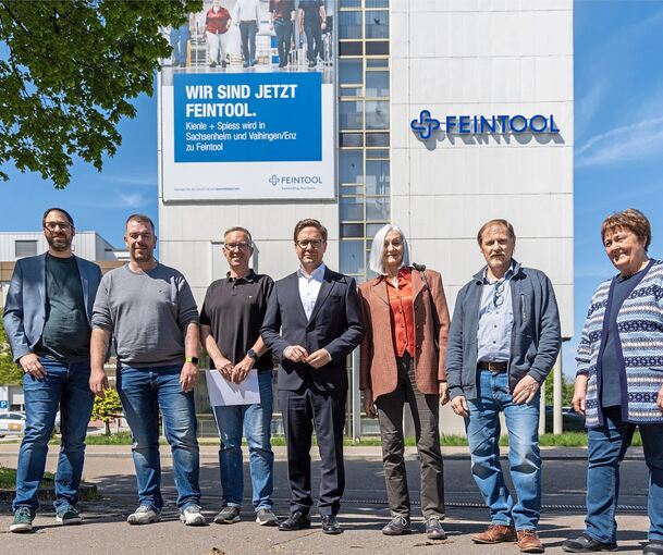 In der Pause der Betriebsversammlung geht es ins Freie: (von links) Markus Linnow (IG Metall), Mathias Werhan (Gemeinderat), Lars Weydt (Gemeinderat), Fabian Gramling (Bundestagsabgeordneter), Jutta Glöckle (Gemeinderätin), Andreas Ivenz (Betriebsrat