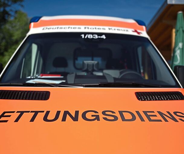 Ein Rettungswagen bringt den Motorradfahrer ins Krankenhaus.
