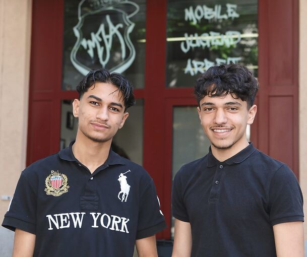 „Immer, wenn ich ein Problem habe, komme ich direkt hierher.“ Saleh Saluha (links) fühlt sich in der Karlstraße 12 sehr wohl, sein Freund Mohammed Alhamad lässt sich derzeit bei der Bewerbung um einen Ausbildungsplatz helfen.