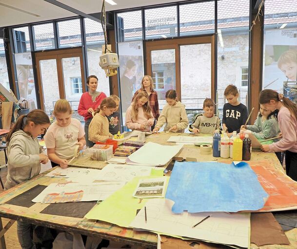 Die Kinder arbeiten selbstständig an den Illustrationen des Buchs über Bibi Biber.