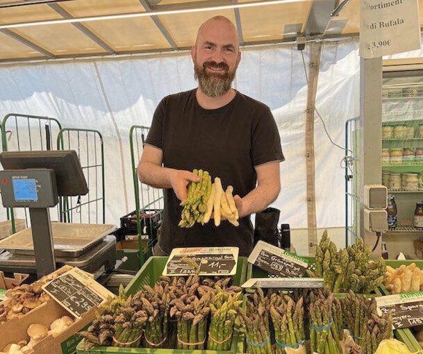 Daniel Henk vom gleichnamigen Naturkoststand bietet Spargel in Bioland- und Demeterqualität an.