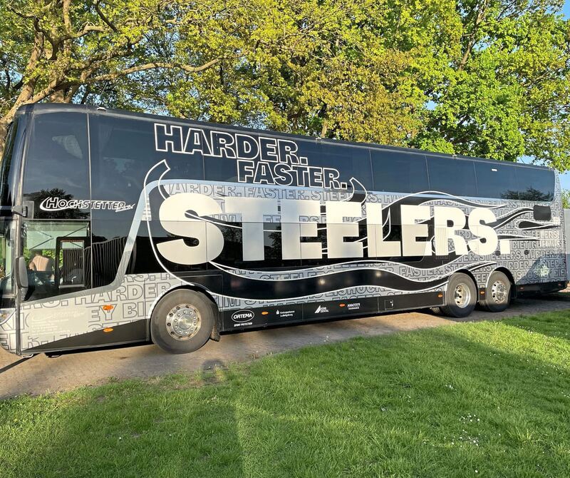 Der Steelers-Bus vor der Mellendorfer ARS-Arena.