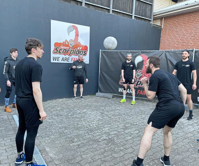 Fußball-Jonglage als Aufwärmprogramm für die Steelers-Profis.