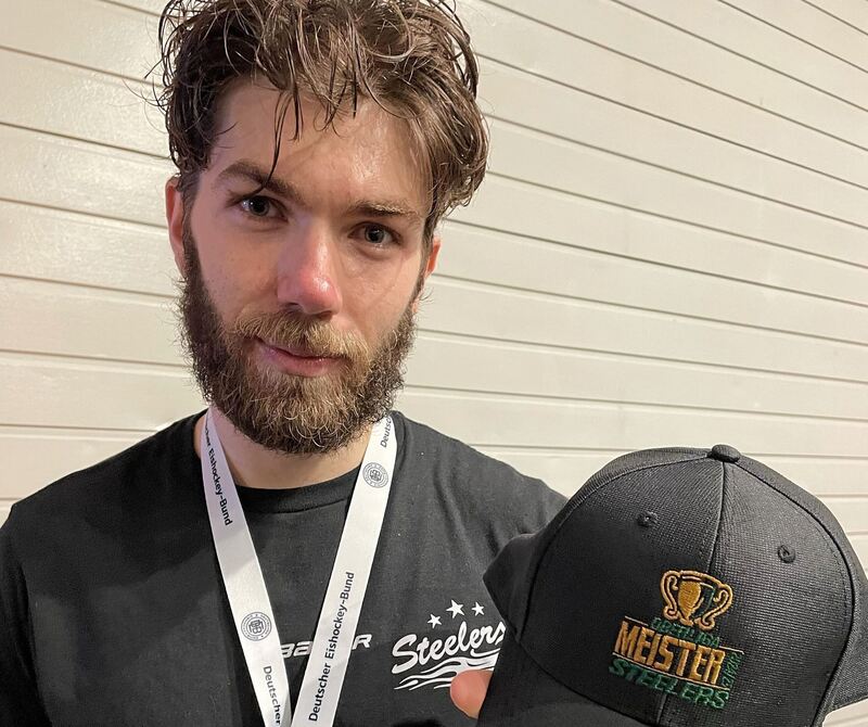 Tamas Kanya mit Meister T-Shirt und Meisterkappe.