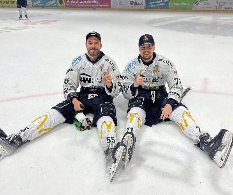 Verteidiger Mick Hochreither und Bastian Eckl genießen den Moment.