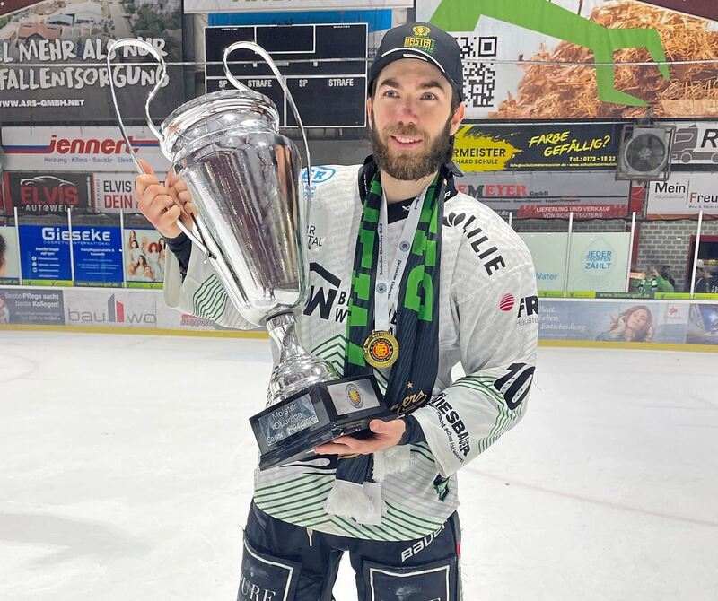 Stürmer Tamas Kanya stolz mit dem Pokal.