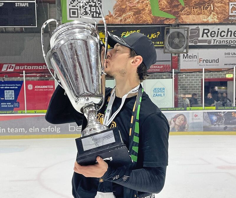 Viktor Buchner küsst die Trophäe.