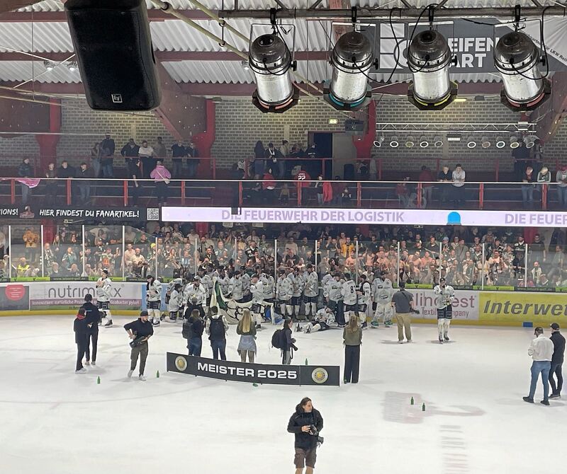 Die Steelers lassen sich von den mitgereisten Fans feiern.
