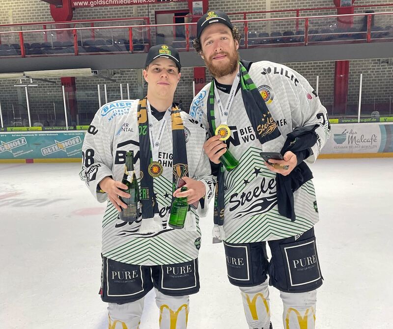 SCB-Talent Christian Sprez und Verteidiger Jesse Roach.