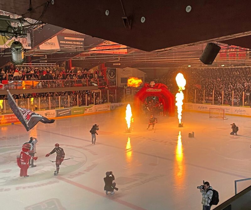 Pyrotechnik auf dem Eis: Die Hannover Scorpions laufen ein