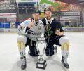 Bastian Eckl (links) und Christoph Kiefersauer vor dem Meisterpokal. Bastian Eckl (links) und Christoph Kiefersauer vor dem Meisterpokal.