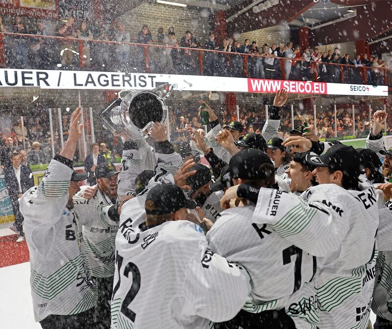 Die Steelers heben den Pokal im Champagnerregen hoch.