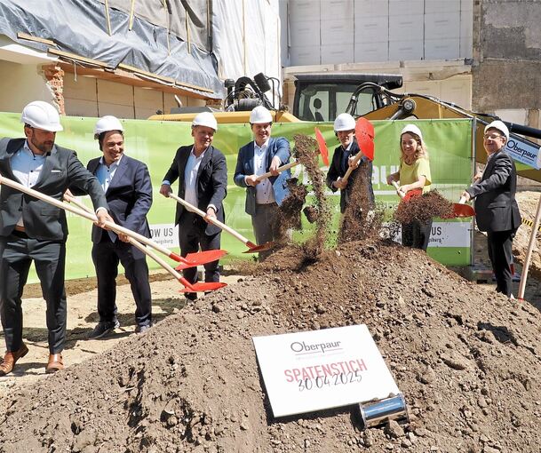 Thomas Boniberger, Christian Boniberger, Architekt Frank Dittel, Oberbürgermeister Matthias Knecht, Geschäftsführer Patrick Brosius, Stadtplanerin Anne Mayer-Dukart und Wirtschaftsförderer Frank Steinert.