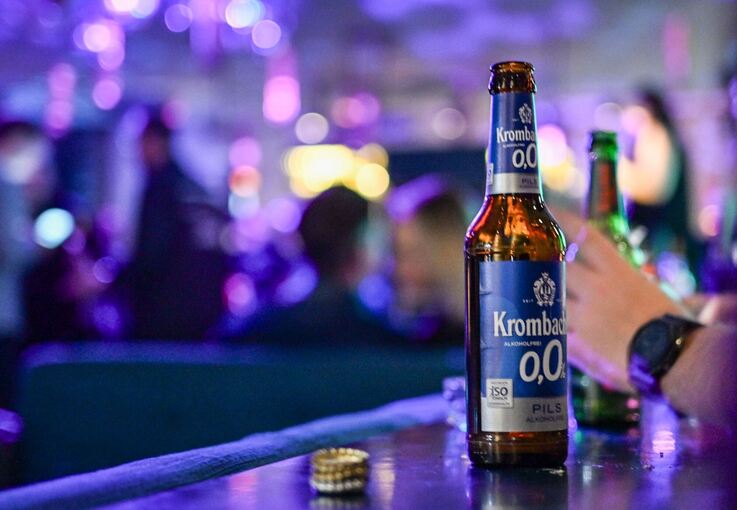 Alkoholfreies Bier bei einer Party