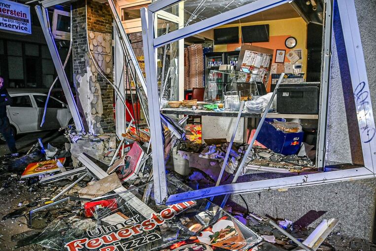 Paketbote prallt mit Auto gegen Gebäude