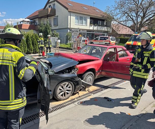 Hier geht nichts mehr: Die beiden Autos sind nach dem Unfall nicht mehr fahrbereit und müssen abgeschleppt werden.