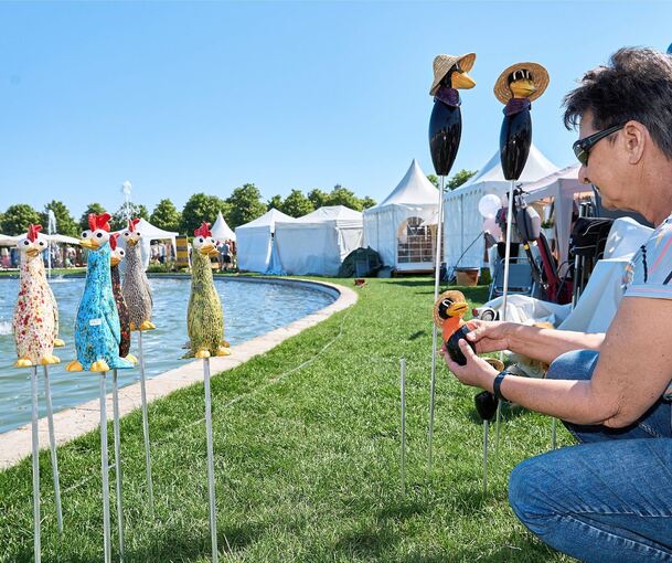 Ein Besucher betrachtet Schmuck für den Garten bei den Barocken Gartentagen im Blühenden Barock.