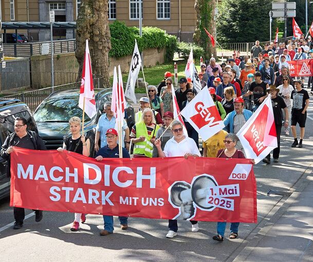 Der Demonstrationszug auf dem Weg vom Bahnhof Richtung Rathausplatz.
