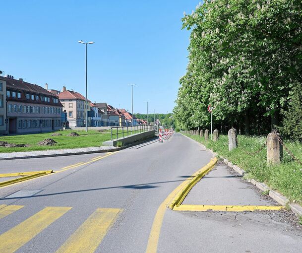Der ursprüngliche Plan: Entlang der Straße sollte ein Radweg Richtung B 27 führen und dann auf Höhe der Bushaltstelle in den Radweg vor dem Schloss münden.