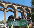 Auf dem Weg vom Marktplatz zur Aufstiegsfete im Ellental passierte das Steelers-Team auf einem Anhänger auch das Viadukt – begle Auf dem Weg vom Marktplatz zur Aufstiegsfete im Ellental passierte das Steelers-Team auf einem Anhänger auch das Viadukt – begleitet von mehreren Hundert Fans.