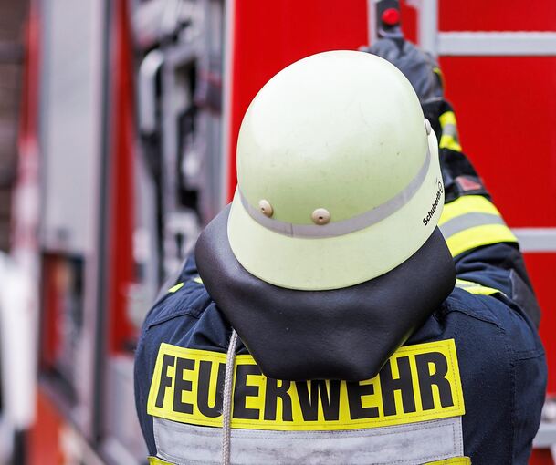 Als die Einsatzkräfte eintreffen steht die Tonne bereits in Vollbrand.