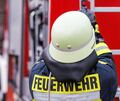 Als die Einsatzkräfte eintreffen steht die Tonne bereits in Vollbrand.