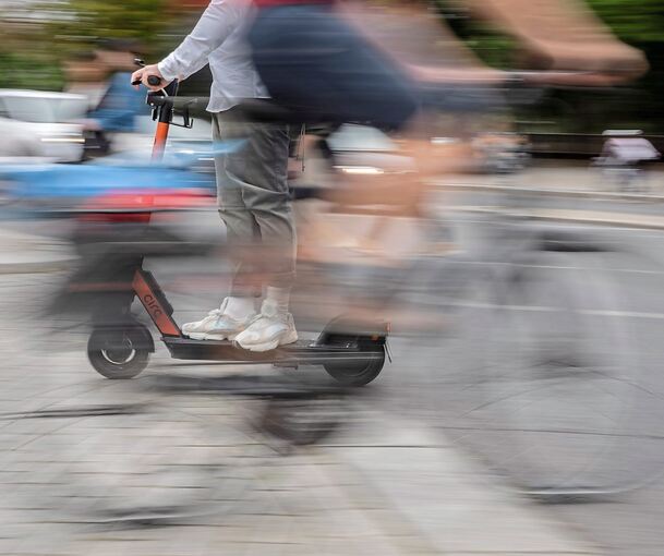 Die Polizei sucht die beiden E-Scooter-Fahrer.