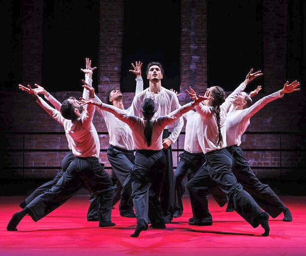 Die Kanadierin Dominique Dumais erkundet mit „Hold me Now“ zu Laurie Andersons „O Superman“ mit einer Achter-Formation die Spannungen zwischen Einzelnem und Kollektiv