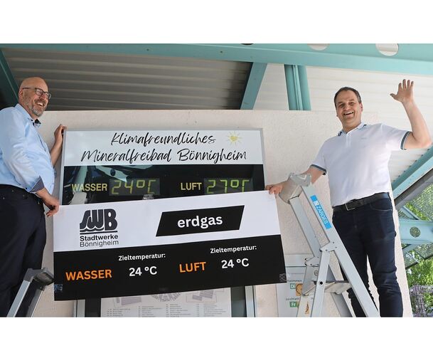 Bönnigheims Bürgermeister Albrecht Dautel (rechts) und Stadtwerke-Betriebsleiter German Thüry enthüllten die neue Temperaturanzeige im Freibad. Die angepeilte Wassertemperatur wurde erreicht, die erhoffte Lufttemperatur überschritten.